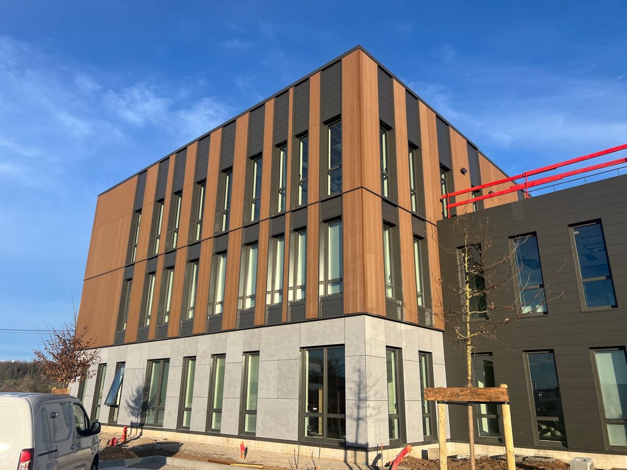 Bâtiment moderne avec fenêtres éclairées