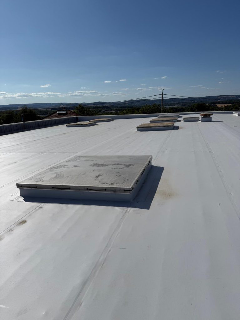 Toit plat sous ciel bleu