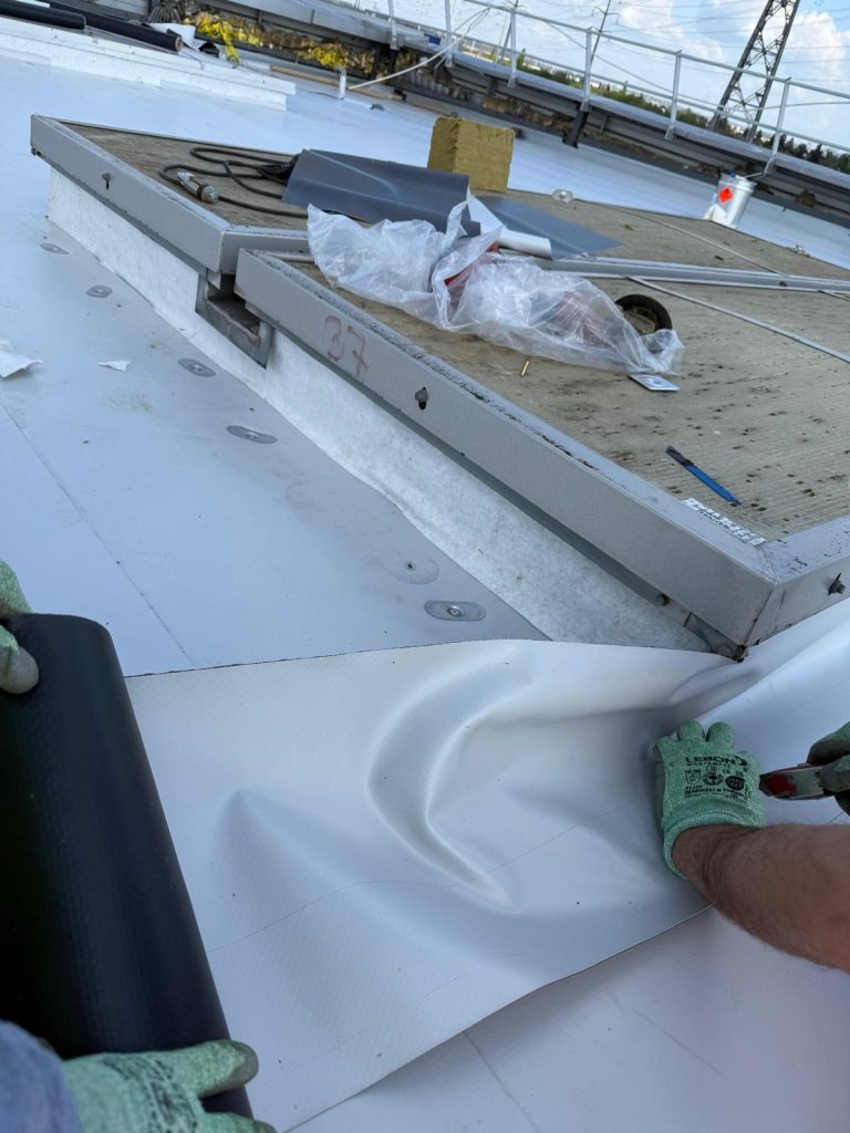 Travail sur le toit blanc