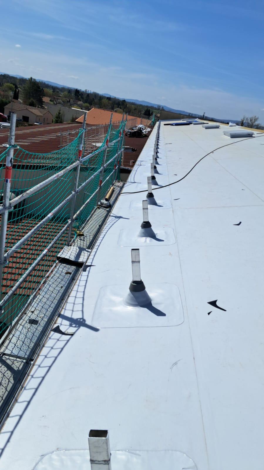 Toit avec équipements de construction