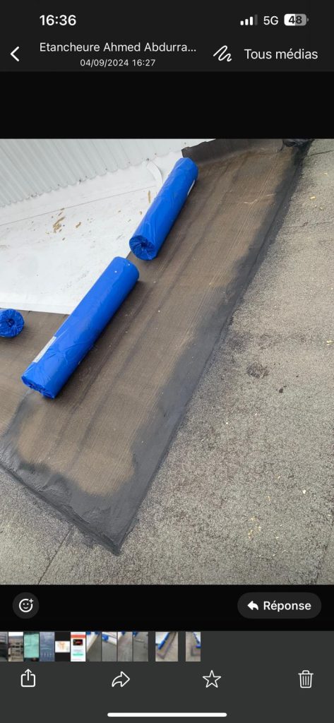 Rouleaux bleus sur surface noire