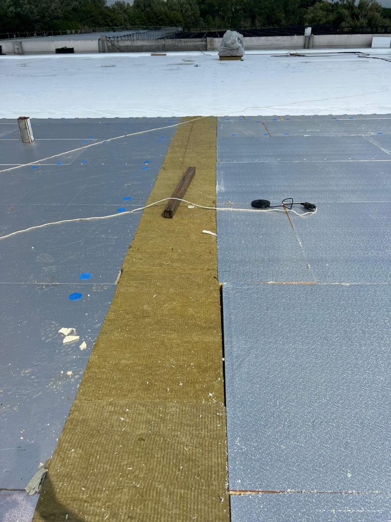 Toit avec matériaux de construction