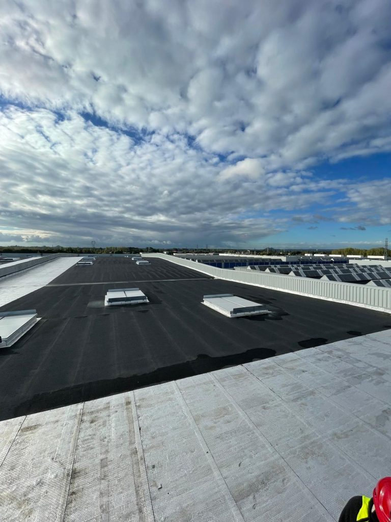 Toit avec nuages en arrière-plan
